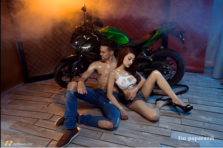 Trái tim của Kawasaki Z300 là khối động cơ xi-lanh đôi song song dung tích 296 phân khối, làm mát bằng dung dịch, cho công suất 39 mã lực tại vòng tua 11.000 vòng/phút và mô-men xoắn cực đại 27 Nm tại 10.000 vòng/phút. Hộp số 6 cấp. Trọng lượng khô không ABS là 168 kg, phiên bản ABS là 170 kg.