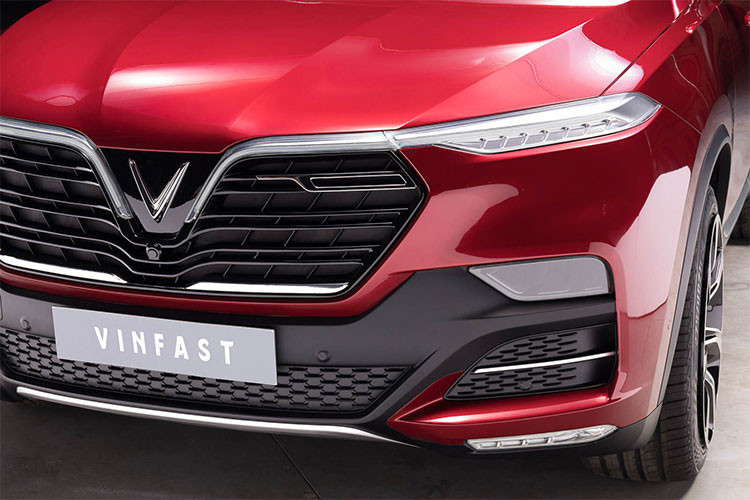 Bên cạnh đó là các chi tiết thanh nẹp chrome nằm ngang, dải LED ban ngày tạo nên chữ F được xem là âm tiết thứ 2 của VinFast. Một điểm nhấn khác ở ngoại thất các mẫu xe ôtô của VinFast chính là viếc các đường dập nổi cá tính được chau truốt ở nắp ca-pô.
