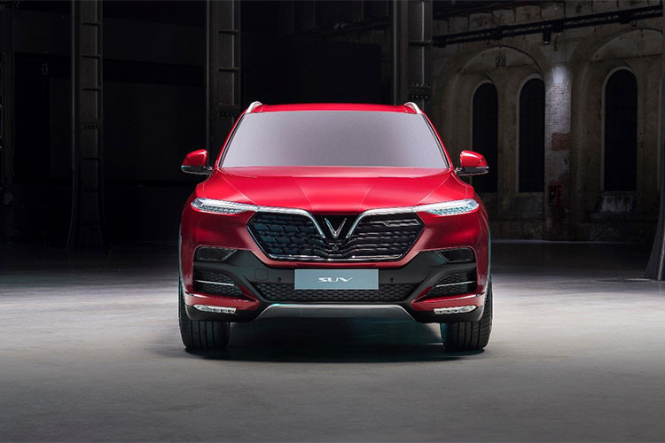 Ở chi tiết ngoại thất đầu tiên về cặp xe Vinfast, các đường nét thiết kế nổi bật của dòng sedan và SUV VinFast được hiện lên một cách rõ nét. Phần đầu xe của cả mẫu sedan và SUV nổi bật với logo chữ V màu bạc.