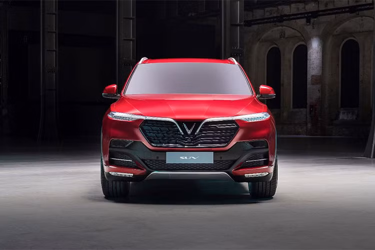 Ở chi tiết ngoại thất đầu tiên về cặp xe Vinfast, các đường nét thiết kế nổi bật của dòng sedan và SUV VinFast được hiện lên một cách rõ nét. Phần đầu xe của cả mẫu sedan và SUV nổi bật với logo chữ V màu bạc.