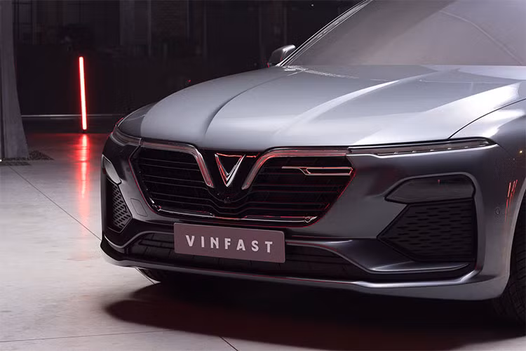 Phần ở giữa hai ghế khá lớn, chứa cần số, mốt số nút chức năng, và bệ tỳ tay. Cụm đồng hồ được thể hiện bằng màn hình lớn với 2 đồng hồ ảo ở 2 bên thể hiện vòng tua máy và tốc độ, ở giữa là các thông tin về xe.