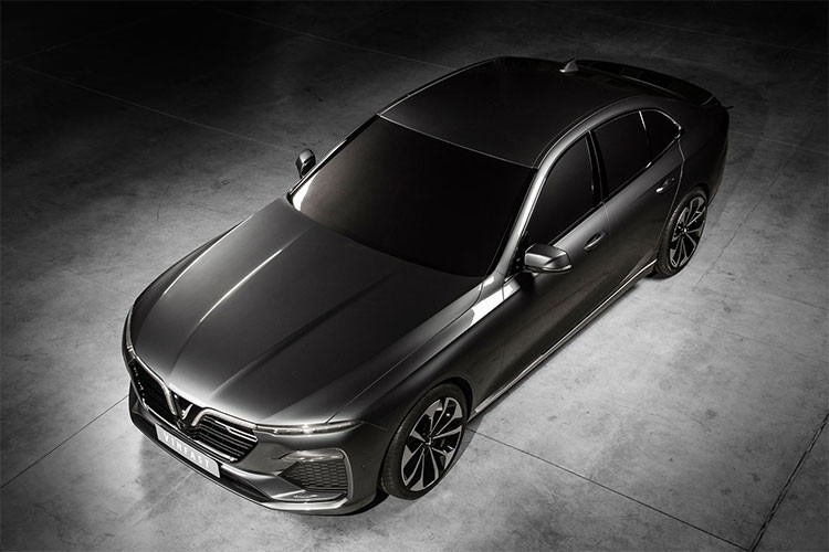 Ngoài ra còn là vô-lăng 3 chấu tích hợp nhiều nút bấm điều khiển, màn hình giải trí kích thước lớn được đặt dọc với rất ít nút, 2 cửa gió điều hòa cũng song song dọc theo màn hình. Các thông số cụ thể vẫn chưa tiết lộ. VinFast sẽ trở thành nhà sản xuất ôtô Việt Nam đầu tiên tham dự Paris Motor Show 2018.