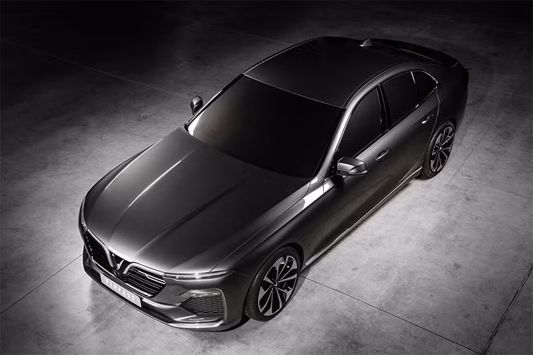 Ngoài ra còn là vô-lăng 3 chấu tích hợp nhiều nút bấm điều khiển, màn hình giải trí kích thước lớn được đặt dọc với rất ít nút, 2 cửa gió điều hòa cũng song song dọc theo màn hình. Các thông số cụ thể vẫn chưa tiết lộ. VinFast sẽ trở thành nhà sản xuất ôtô Việt Nam đầu tiên tham dự Paris Motor Show 2018.