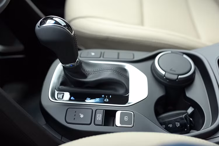 Với thế hệ thứ 3 hiện tại, SantaFe đã trở thành một đối thủ đáng gờm trong phân khúc SUV tầm trung trên thị trường toàn cầu như Toyota Highlander, Honda Pilot, Ford Explorer,…Hyundai SantaFe được Hyundai xác định trở thành chiếc xe dẫn đầu phân khúc, nổi bật với cảm hứng thiết kế Edge Storm cùng những cải tiến nâng cấp đáng kể ở khả năng vận hành cũng như trang bị công nghệ trên xe.