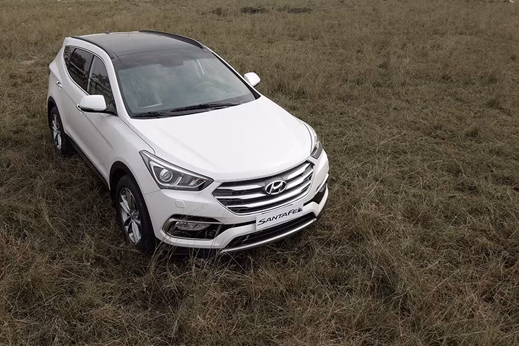 Theo đó, mẫu mẫu xe Hyundai SantaFe 2017 bán từ nay đến hết ngày 30/11/2017 sẽ nhận được ưu đãi giảm giá từ 180 đến 230 triệu đồng cho cả 4 phiên bản. Cụ thể mức giá mới của phiên bản tiêu chuẩn động cơ xăng 2.4 lít dẫn động 1 cầu là 898 triệu đồng, giảm 202 triệu đồng.