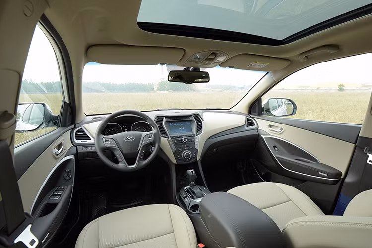 Như vậy, với việc thiết lập bảng giá mới, Hyundai SantaFe hiện là mẫu xe SUV Crossover 7 chỗ có giá rẻ nhì thị trường, chỉ sau chiếc Mitsubishi Pajero Sport CKD bản 4x2 MT mới giảm giá còn 704 triệu đồng. Đồng thời, giá Hyundai SantaFe cũng rất cạnh tranh so với Honda CR-V và Mazda CX-5 dù không cùng phân khúc với nhau.