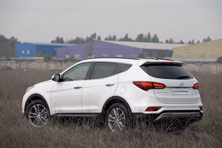 Ngaoif việc giảm giá mạnh mẫu xe Hyundai SantaFe, HTC cũng lưu ý khách hàng rằng giá khuyến mãi trên chỉ có số lượng giới hạn mà không đưa ra con số cụ thể. Như vậy, có thể ngầm hiểu rằng lượng xe giá rẻ này có thể hết bất cứ lúc nào giống như Honda CR-V nếu đại lý bán hết.