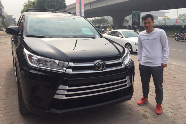 Đầu năm 2017, Thành Lương cũng đã từng mua một chiếc Toyota Highlander tại một showroom bán xe tư nhân tại Hà Nội. Trước đó, cầu thủ CLB bóng đá Hà Nội cũng từng sử dụng khá nhiều loại xe. Đáng chú ý là mới đây, cầu thủ này còn chịu chi mua cả một chiếc xe sang Mercedes-Benz (hiện chưa rõ chủng loại).