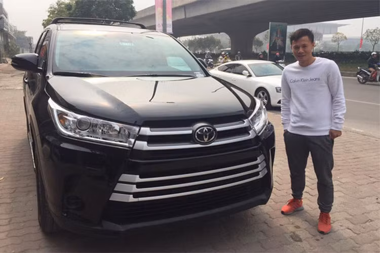 Đầu năm 2017, Thành Lương cũng đã từng mua một chiếc Toyota Highlander tại một showroom bán xe tư nhân tại Hà Nội. Trước đó, cầu thủ CLB bóng đá Hà Nội cũng từng sử dụng khá nhiều loại xe. Đáng chú ý là mới đây, cầu thủ này còn chịu chi mua cả một chiếc xe sang Mercedes-Benz (hiện chưa rõ chủng loại).