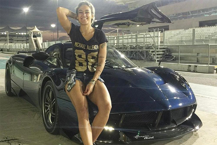 Nữ tay đua người Bồ Đào Nha, Carina Lima từng khiến giới "mày râu" ngưỡng mộ với thành tích ấn tượng tại giải đua vô địch GT Bồ Đào Nha vào năm 2012 ở vị trí thứ 3 khi điều khiển siêu xe Ferrari F430 Challenge. Vào tháng 8/2016, nữ tay đua có thân hình "sexy" này còn gây choáng khi là 1 trong 7 người sở hữu siêu xe Koenigsegg One:1.