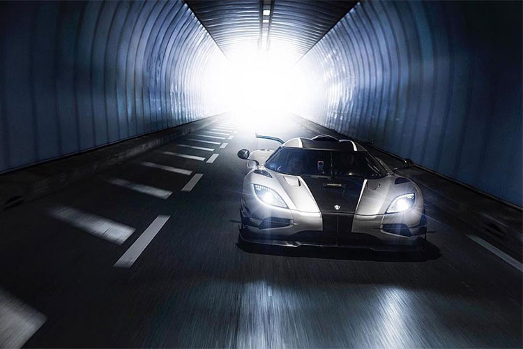 Mẫu siêu xe Koenigsegg One:1 hàng hiếm này được trang bị động cơ V8, dung tích 5.0 lít, tăng áp kép, sản sinh công suất tối đa 1.360 mã lực, tương đương 1 Megawatt tại vòng tua máy 7.500 vòng/phút và mô-men xoắn cực đại 1.371 Nm tại vòng tua máy 6.000 vòng/phút