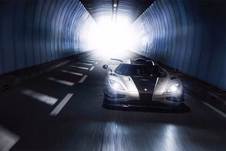 Mẫu siêu xe Koenigsegg One:1 hàng hiếm này được trang bị động cơ V8, dung tích 5.0 lít, tăng áp kép, sản sinh công suất tối đa 1.360 mã lực, tương đương 1 Megawatt tại vòng tua máy 7.500 vòng/phút và mô-men xoắn cực đại 1.371 Nm tại vòng tua máy 6.000 vòng/phút