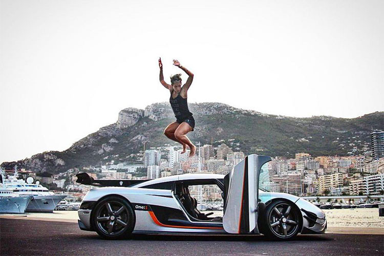 Chiếc siêu xe Koenigsegg One:1 của Carina Lima mang số khung #106, hay còn được biết đến như chiếc One:1 bản thử nghiệm được sản xuất ra để giúp hãng siêu xe Thuỵ Điển đánh giá trước khi đưa vào sản xuất. Siêu xe đặc biệt như vậy thường được hãng giữ lại để trưng bày.