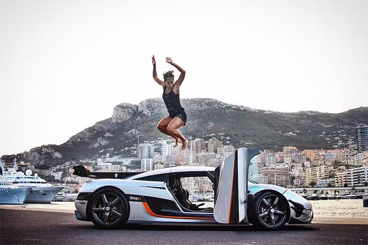 Chiếc siêu xe Koenigsegg One:1 của Carina Lima mang số khung #106, hay còn được biết đến như chiếc One:1 bản thử nghiệm được sản xuất ra để giúp hãng siêu xe Thuỵ Điển đánh giá trước khi đưa vào sản xuất. Siêu xe đặc biệt như vậy thường được hãng giữ lại để trưng bày.