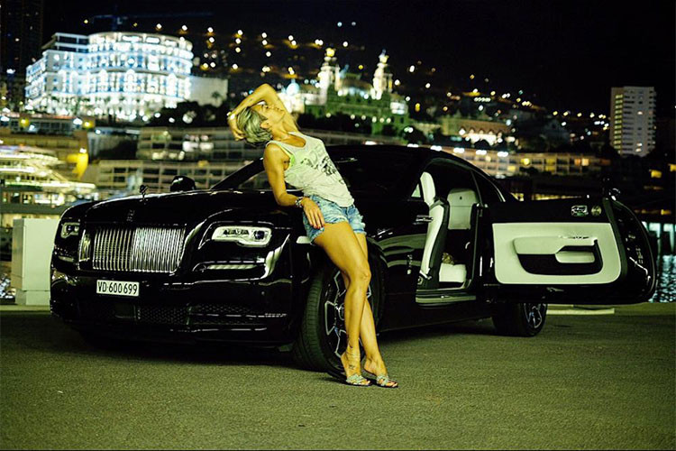 Những bức ảnh do Carina Lima chia sẻ lên mạng xã hội cũng "thiêu đốt" người xem bởi thân hình nóng bỏng. Không chỉ có vậy, cô nàng này còn thường xuyên xuất hiện bên cạnh những mẫu siêu xe sang đắt tiền khác. trong ảnh là một chiếc Coupe Rolls-Royce Wraith Black Badge mới được cô "show hàng".