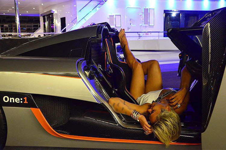 Tay đua nữ sinh năm 1979 không tỏ ra thua kém các "cánh mày râu" trong việc lái siêu xe triệu USD như Koenigsegg One:1, Carina Lima còn được trải nghiệm Pagani Huayra Pearl tại một trường đua ở Pháp.