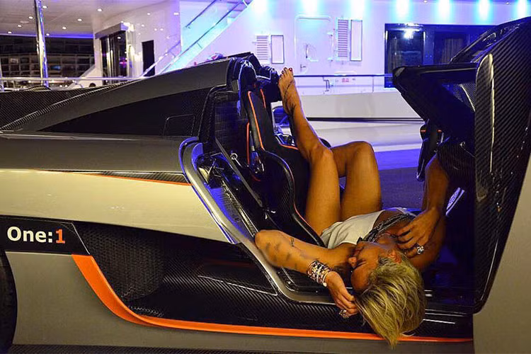 Tay đua nữ sinh năm 1979 không tỏ ra thua kém các "cánh mày râu" trong việc lái siêu xe triệu USD như Koenigsegg One:1, Carina Lima còn được trải nghiệm Pagani Huayra Pearl tại một trường đua ở Pháp.