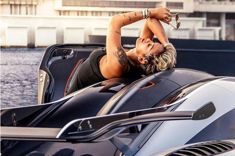 Siêu xe triệu USD "hàng hiếm" của nữ tay đua người Bồ Đào Nha sở hữu nước sơn màu xám đi kèm các chi tiết sợi carbon bóng và các điểm nhấn khác hoàn thành với màu cam nóng bỏng. Riêng bộ mâm của chiếc Koenigsegg One:1 này hoàn toàn bằng sợi carbon. 