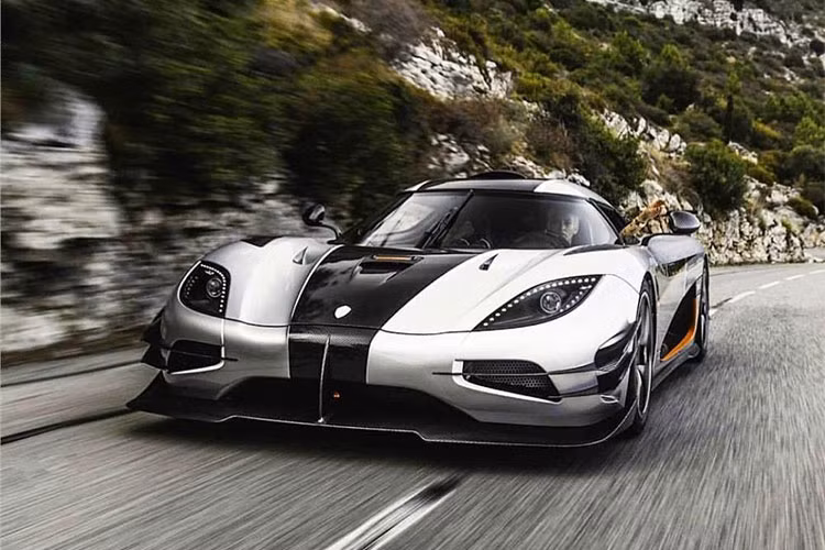 Koenigsegg One:1 chỉ mất khoảng 2,8 giây để có thể tăng tốc lên 100 km/h từ vị trí xuất phát, con số này ở 0-400 km/h là dưới 20 giây. Siêu xe triệu USD Thuỵ Điển mất khoảng 10 giây để giúp xe đang ở tốc độ 400 km/h về vị trí đứng yên. Vận tốc tối đa của Koenigsegg One:1 là 450 km/h