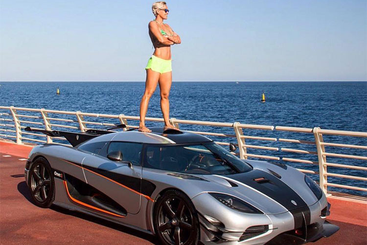 Về Koenigsegg One:1 của Carina Lima, đây là 1 trong những mẫu siêu xe có số lượng sản xuất cực kỳ hạn chế với 7 chiếc. Gần đây nhất, một chiếc Koenigsegg One:1 đã qua sử dụng đã được chủ nhân bán lại cho một nhà sưu tập với mức giá kỷ lục 10 triệu USD (tương đương 227,95 tỷ đồng).