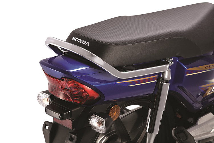 Ở trang bị, Honda Dream bản đặc biệt cho năm 2021 không có gì khác biệt so với các phiên bản trước đó. Vẫn sở hữu phanh đùm, đèn Halogen cùng với phuộc trước ống lồng, phuộc sau lò xo trụ đôi.