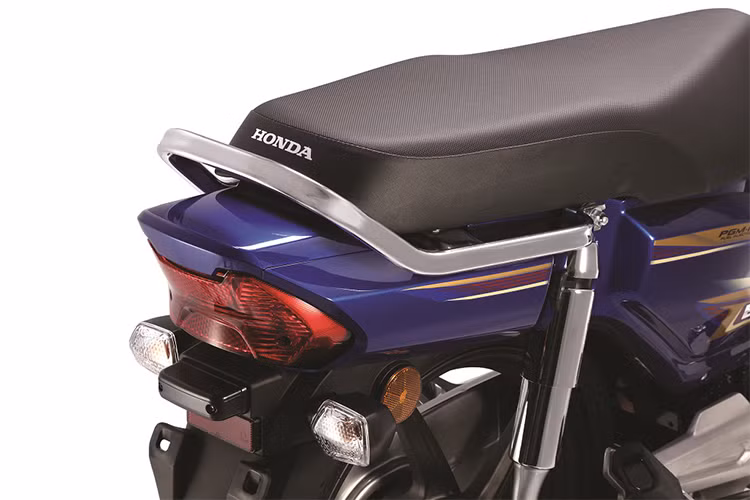 Ở trang bị, Honda Dream bản đặc biệt cho năm 2021 không có gì khác biệt so với các phiên bản trước đó. Vẫn sở hữu phanh đùm, đèn Halogen cùng với phuộc trước ống lồng, phuộc sau lò xo trụ đôi.