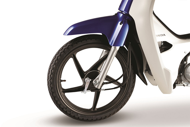 Về sức mạnh, Honda Dream EX5 2021 vẫn sở hữu khối động cơ 110cc làm mát bằng gió. Nó cho ra công suất tối đa 8.54 mã lực ở tua máy 7,500 vòng/phút và mô men xoắn cực đại 8,62 Nm tại 5.500 vòng tua/phút.