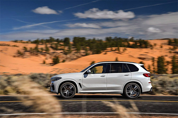 Từ bản tiêu chuẩn, BMW X5 2019 mới đã sở hữu nhiều công nghệ đáng giá gồm: Hộp số tự động thể thao (Sport Automatic Transmission), Điều khiển giảm xóc năng động (Dynamic Damper Control), cụm đồng hồ BMW Live Cockpit Professional với chức năng định vị, 2 màn hình kỹ thuật số 12,3 inch, đèn pha full LED thích ứng, cảnh báo điểm mù, cảnh báo va chạm phía trước, cửa sổ trời toàn cảnh...