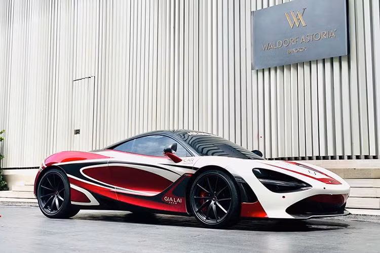 Không chỉ góp mặt, doanh nhân Nguyễn Quốc Cường còn trực tiếp cầm lái chiếc siêu xe McLaren 720S của trưởng đoàn Car Passion từ Bangkok xuống tận Pattaya nhằm để khảo sát cho khách sạn cũng như cung đường di chuyển cho hành trình Asean Rally 2020 diễn ra vào tháng 10 năm sau.