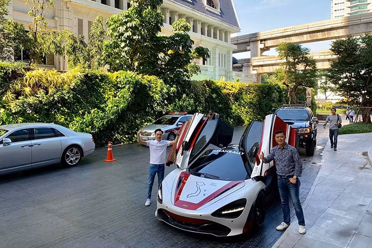 Để chuẩn bị cho công tác tiền trạm, trước đó, siêu xe McLaren 720S của trưởng đoàn Car Passion cũng đã được cho thay áo mới cùng logo của hành trình đặt chung tên gọi là Asean Rally 2020. Dựa trên màu sơn đỏ Memphis của xe, những người thợ đề-can đã dùng những sọc màu trắng và đen kết hợp lại nhằm tạo nên bộ áo ấn tượng cho mẫu siêu xe McLaren 720S của trưởng đoàn Car Passion.