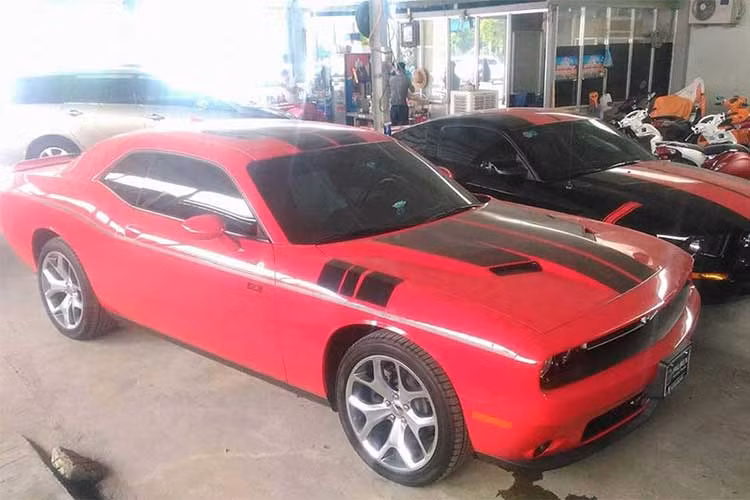Đây là chiếc xe Dodge Challenger SXT thứ 2 có mặt tại Việt Nam nhưng thuộc phiên bản 2015 cao cấp hơn so với chiếc Challenger SXT đời 2014 mang ngoại thất màu trắng tại Hà Nội. Như vậy, phiên bản Dodge Challenger đời 2015 chỉ còn thiếu 4 phiên bản là SXT Plus, Challenger R/T, R/T Scat Pack và 392 HEMI Scat Pack Shaker.