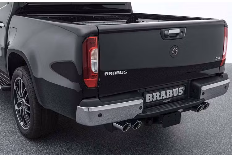 Hãng độ Đức cũng đã trang bị cặp đèn LED nóc xe với 12 bóng LED mỗi bên, cản trước (front bumper) được thiết kế lại tích hợp thêm dải đèn LED bên dưới cụm đèn sương mù. Cụm đèn pha và đèn hậu vẫn được giữ nguyên bản. Từ phía sau, xe được trang bị cụm ống xả kép cân đối hai bên. Logo Brabus trên nắp thùng sau.