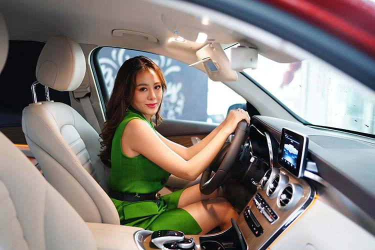 Xe được trang bị la-zăng 19 inch, kính cách nhiệt và đặc biệt là hệ thống âm thanh Burmester 13 loa cao cấp, công suất 590W. Mercedes-Benz GLC 250 4Matic mới vẫn có các chế độ lái gồm Comfort, Eco, Sport, Sport+ và Individual. Tuy nhiên, trên bản nâng cấp này, đã bị cắt đi tùy chọn gói Off-Road với 4 chế độ vận hành, dành cho đường trơn trượt, đường gồ ghề, đường dốc và kéo thùng phía sau.