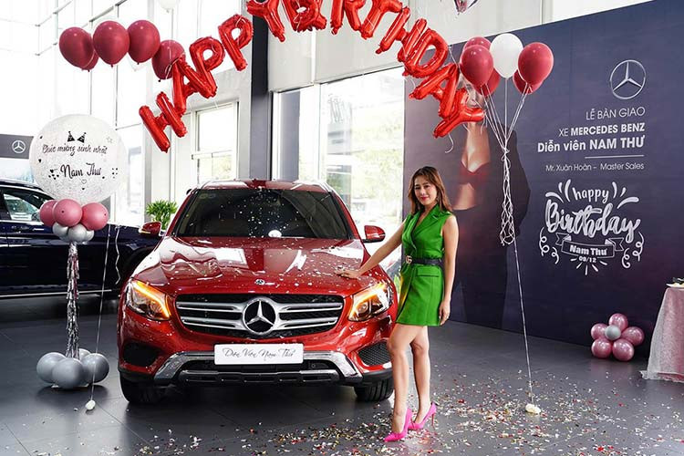 Về chiếc xe sang Mercedes-Benz GLC 250 4Matic của Nam Thư sở hữu ngoại thất màu đỏ nóng bỏng và nội thất với các ghế ngồi bọc da màu kem sáng và các chi tiết ốp gỗ vàng tạo nên sự sang trọng và ấm cúng. Trước đó, một số nghệ sĩ cũng chọn dòng xe Mercedes-Benz GLC như vợ chồng Ưng Hoàng Phúc, Erik Lê Trung Thành, Hoàng Yến Chibi, Phạm Quỳnh Anh hay Ngô Kiến Huy...