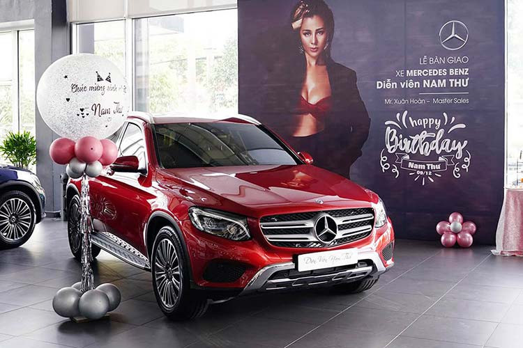 Giá xe Mercedes-Benz GLC 250 4Matic chính hãng tại Việt Nam hiện tại đang được bán ra là 1,989 tỷ đồng. Việc chọn mua SUV hạng sang Mercedes-Benz GLC 250 4Matic cũng giúp Ưng Hoàng Phúc vào danh sách các thành viên trong câu lạc bộ người nổi tiếng sở hữu xe sang Mercedes-Benz tại Việt Nam.