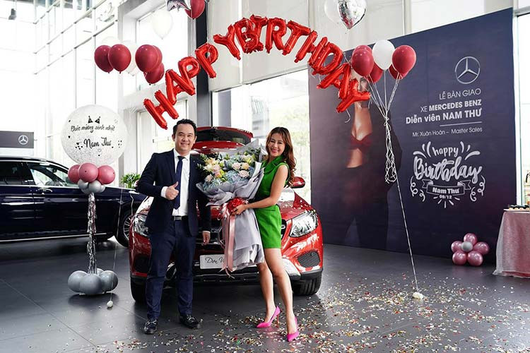 Nam Thư được khán giả biết đến trong vai trò diễn viên, nghệ sĩ hài. Trong một số lần ra mắt sản phẩm, cô từng rơi nước mắt chia sẻ về khoảng thời gian khó khăn khi đầu tư, phát triển sự kiện. Mới đây ở một bài phỏng vấn, cô không ngần ngại tiết lộ chuyện 15 năm rồi chưa ăn Tết cùng ba mẹ, Tết năm ngoái cô chỉ có hơn 1 triệu trong người. Thế nhưng dân mạng nhanh chóng soi ra việc người đẹp vừa tậu chiếc xe sang Mercedes-Benz GLC 250 giá 1,989 tỷ đồng cách đây khoảng 1 tháng.