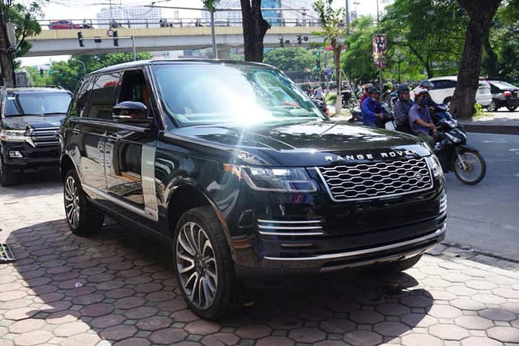 Những chiếc SUV hạng sang Range Rover đời 2018 đang tạo sức hút mãnh liệt cho các công ty nhập khẩu tư nhân và chính hãng đưa về nước nhằm phục vụ cho nhu cầu của giới nhà giàu Việt. Để đáp lại "tình cảm" này, một khách hàng đã bỏ ra số tiền 10,009 tỷ đồng để mua ngay chiếc Range Rover Autobiography LWB 2018 trưng bày tại triển lãm Ô tô Việt Nam 2018 (VMS 2018).