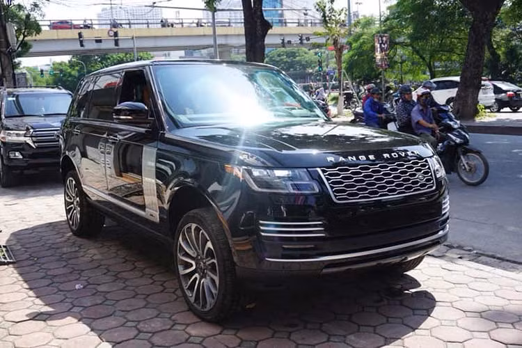 Những chiếc SUV hạng sang Range Rover đời 2018 đang tạo sức hút mãnh liệt cho các công ty nhập khẩu tư nhân và chính hãng đưa về nước nhằm phục vụ cho nhu cầu của giới nhà giàu Việt. Để đáp lại "tình cảm" này, một khách hàng đã bỏ ra số tiền 10,009 tỷ đồng để mua ngay chiếc Range Rover Autobiography LWB 2018 trưng bày tại triển lãm Ô tô Việt Nam 2018 (VMS 2018).