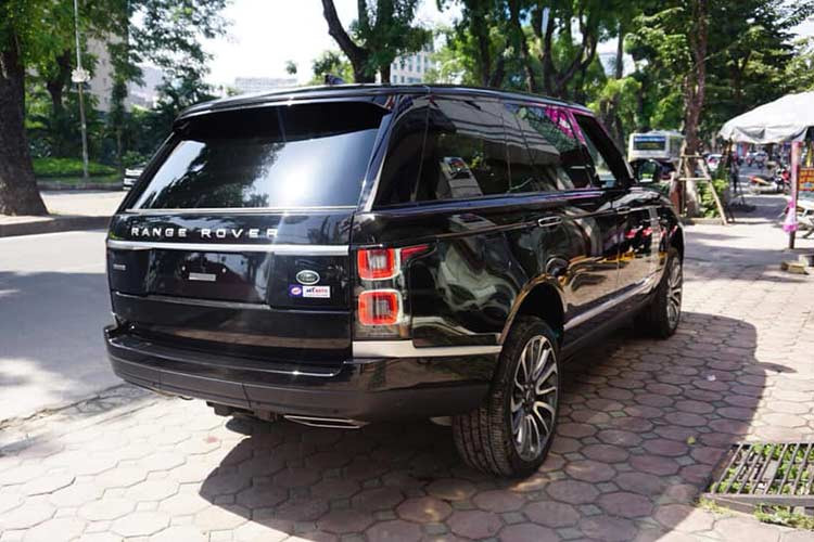 Tuy nhiên, nếu phải mua xe chính hãng các khách hàng khác phải chờ đợi rất lâu nữa mới có xe để giao. Chính vì thế, một số công ty nhập khẩu tư nhân đã mạnh dạn chớp thời cơ cần xe giao ngay của giới nhà giàu Việt nên liên tục "khui công" nhiều chiếc Range Rover đời 2018.