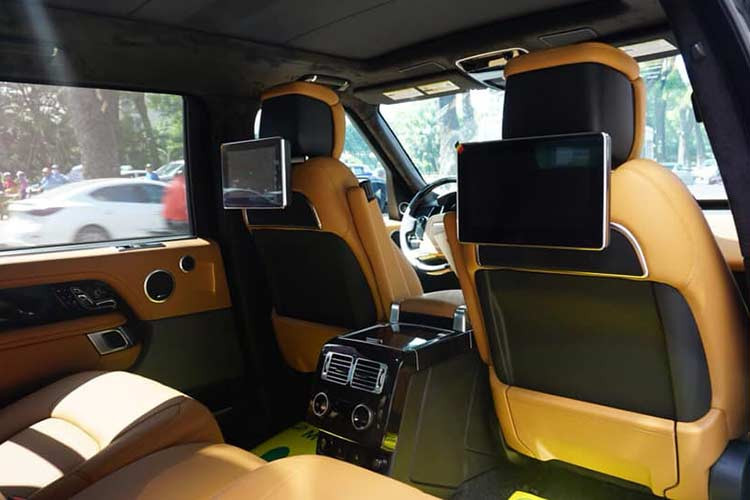 Động cơ V8, dung tích 5.0 lít trên Range Rover Autobiography LWB 2018 vẫn kết hợp với hộp số tự động 8 cấp và hệ dẫn động 4 bánh như phiên bản sử dụng "trái tim" V6, dung tích 3.0 lít. Tuy nhiên, chiếc SUV hạng sang đang được chào bán 14 tỷ đồng có khả năng tăng tốc từ vị trí xuất phát lên 100 km/h chỉ trong thời gian 5,5 giây, nhanh hơn con số 7,4 giây của phiên bản đang được phân phối chính hãng. Tốc độ tối đa 225 km/h.