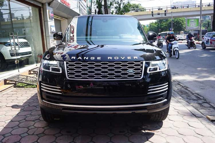 Ấn tượng nhất trong số 3 chiếc Range Rover đời 2018 đỗ trước một công ty nhập khẩu tư nhân Hà Nội phải kể đến chiếc thuộc phiên bản cao câp là Autobiography LWB 2018, nhưng chiếc xe này có giá chào bán lên đến 14 tỷ đồng, đắt gần 4 tỷ đồng so với xe nhập khẩu chính hãng. 