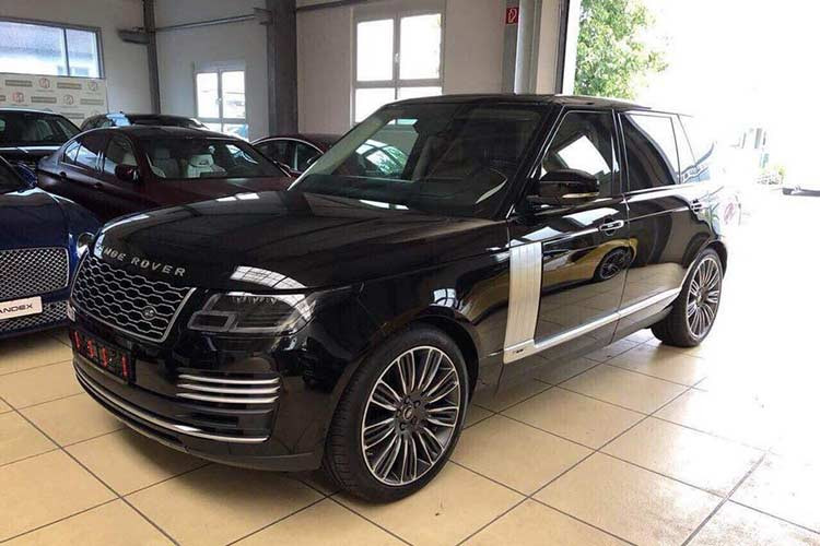 Ở ngoại hình, Range Rover Autobiography LWB đời 2018 nhập khẩu tư nhân có lưới tản nhiệt và đèn hậu thiết kế lại, đèn pha Pixel-Laser LED có chức năng tự điều chỉnh góc chiếu. Cản va sau cũng được thiết kế lại làm lộ hẳn ra ống xả của xe.