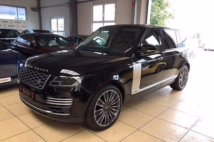 Ở ngoại hình, Range Rover Autobiography LWB đời 2018 nhập khẩu tư nhân có lưới tản nhiệt và đèn hậu thiết kế lại, đèn pha Pixel-Laser LED có chức năng tự điều chỉnh góc chiếu. Cản va sau cũng được thiết kế lại làm lộ hẳn ra ống xả của xe.