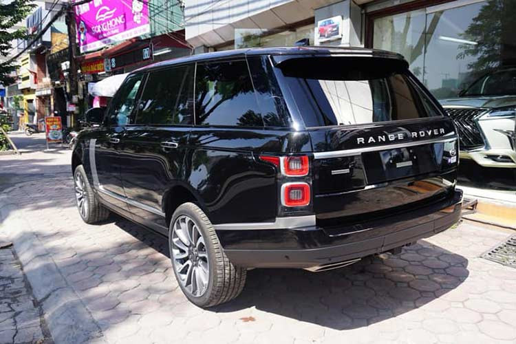 Range Rover Autobiography LWB 2018 được chào bán 14 tỷ đồng này có ngoại thất màu đen và bên trong khoang lái là màu da bò. Do thuộc phiên bản trục cơ sở dài nên bên trong khoang lái chiếc SUV hạng sang khá rộng rãi với hàng ghế thứ 2 thêm 186 mm chiều dài để chân.