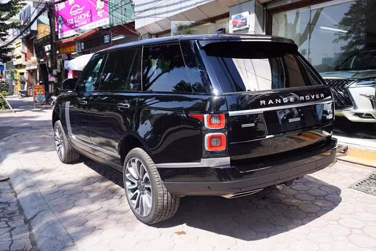 Range Rover Autobiography LWB 2018 được chào bán 14 tỷ đồng này có ngoại thất màu đen và bên trong khoang lái là màu da bò. Do thuộc phiên bản trục cơ sở dài nên bên trong khoang lái chiếc SUV hạng sang khá rộng rãi với hàng ghế thứ 2 thêm 186 mm chiều dài để chân.