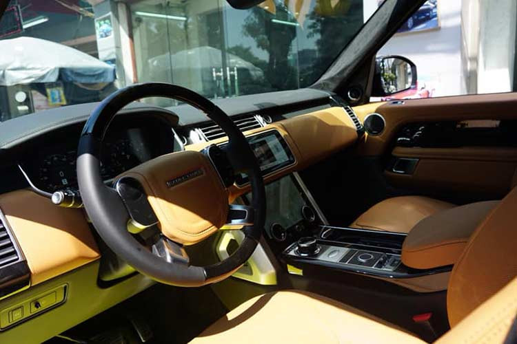Trong khi đó, chiếc Range Rover Autobiography LWB 2018 chính hãng tại Việt Nam chỉ sử dụng động cơ V6, dung tích 3.0 lít, Supercharged.