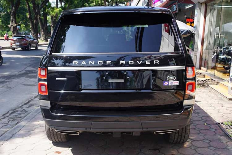 Lý do cho việc chiếc SUV hạng sang Range Rover Autobiography LWB 2018 này có giá chào bán lên đến 14 tỷ đồng tại Việt Nam không nằm ở sự khác biệt ngoại thất hay các trang bị đẳng cấp ở khoang lái. Thay vào đó, lại đến từ khối động cơ nằm phía dưới nắp capô trước.