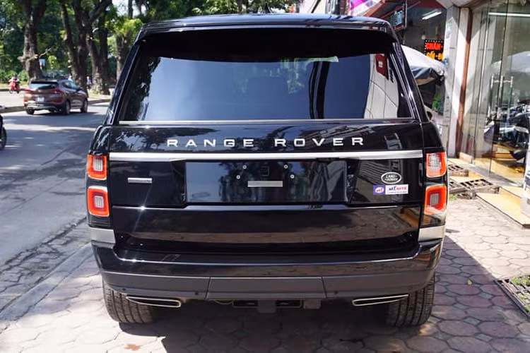 Lý do cho việc chiếc SUV hạng sang Range Rover Autobiography LWB 2018 này có giá chào bán lên đến 14 tỷ đồng tại Việt Nam không nằm ở sự khác biệt ngoại thất hay các trang bị đẳng cấp ở khoang lái. Thay vào đó, lại đến từ khối động cơ nằm phía dưới nắp capô trước.