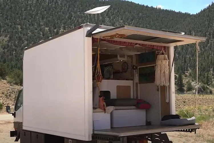 Theo Luke chia sẻ, nội thất của chiếc xe đặc biệt này thiên về không gian hơn là chức năng. Đây cũng không phải là lần đầu tiên chúng ta nhìn thấy một chiếc bếp củi trong xe cắm trại và nó được sử dụng hiệu quả trong đời sống hàng ngày. Không gian mở trên chiếc xe được hé lộ khi cánh cửa phía sau hạ xuống. 