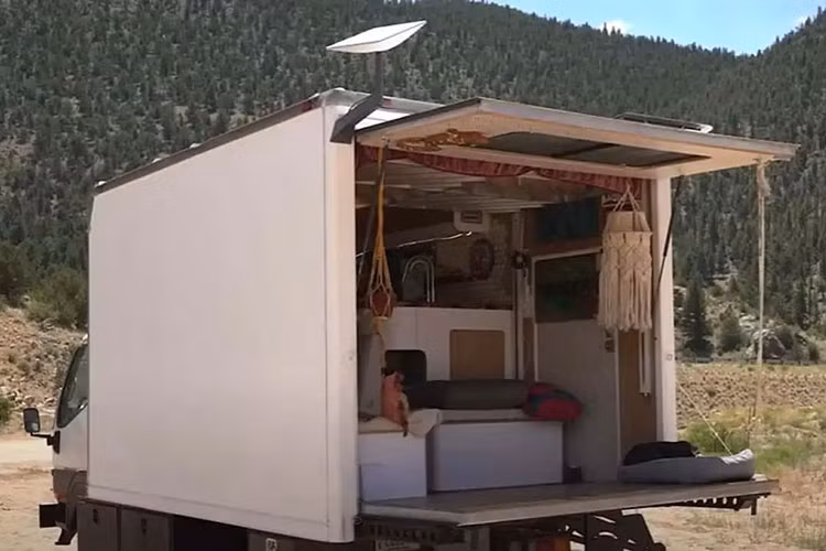 Theo Luke chia sẻ, nội thất của chiếc xe đặc biệt này thiên về không gian hơn là chức năng. Đây cũng không phải là lần đầu tiên chúng ta nhìn thấy một chiếc bếp củi trong xe cắm trại và nó được sử dụng hiệu quả trong đời sống hàng ngày. Không gian mở trên chiếc xe được hé lộ khi cánh cửa phía sau hạ xuống. 